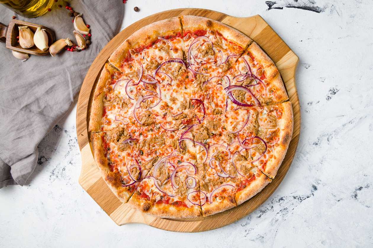 Pizza with tuna and onions