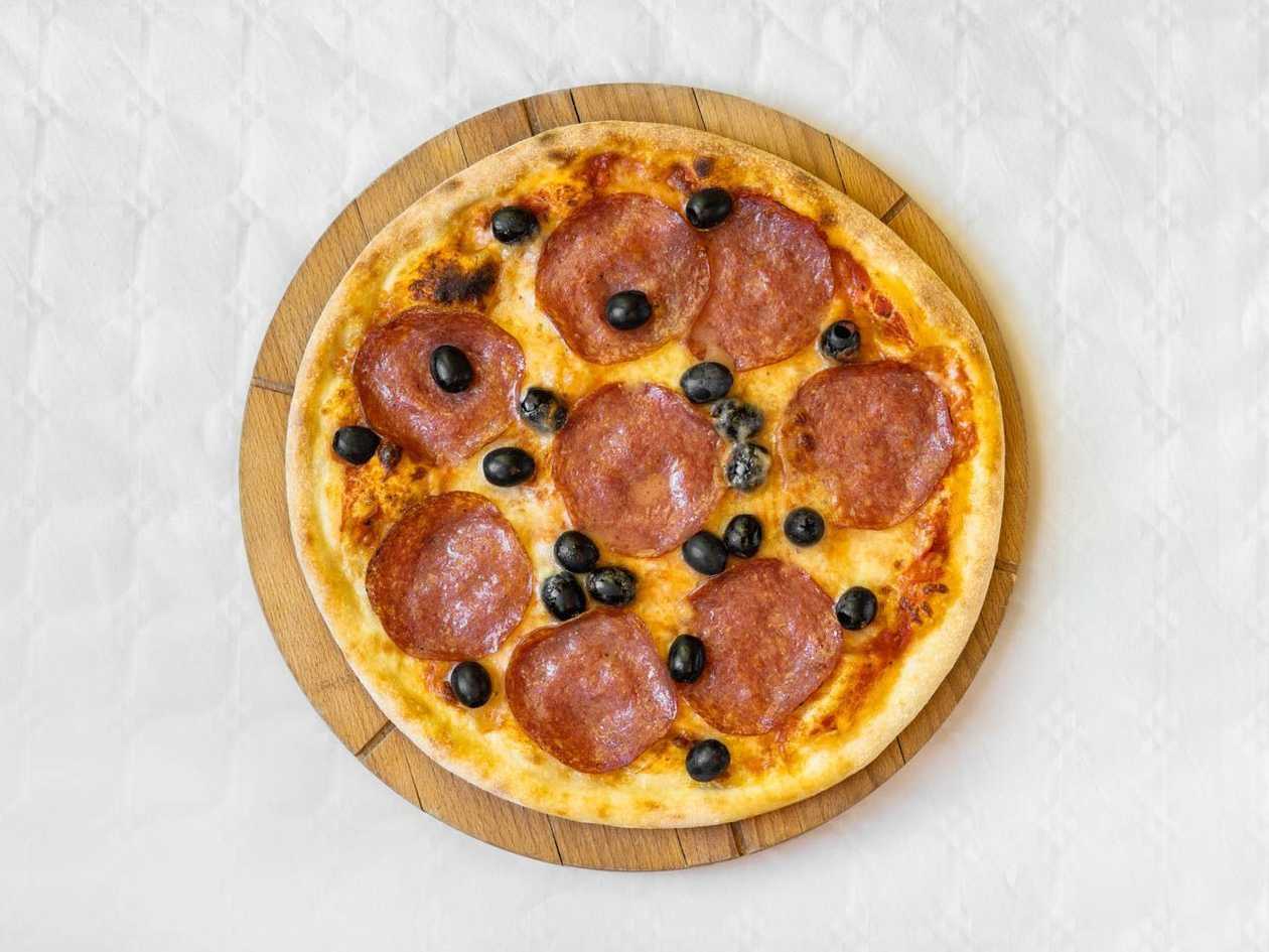 Salami pizza