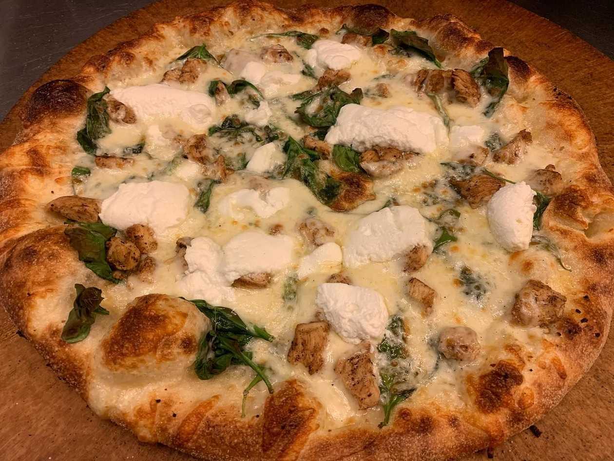 Pizza with spinach and chicken