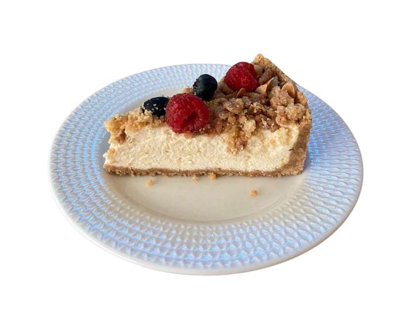 Cheesecake with berries, crumble and almonds