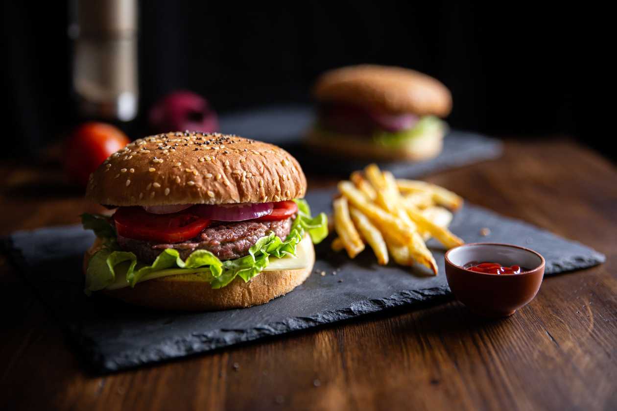 250g Hovězí Classic burger, BBQ dip, steakové hranolky