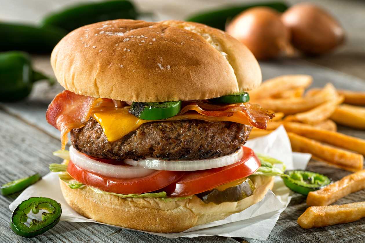 250g Bacon Jam burger (hovězí sekané maso, slaninádový dip, slanina, Cheddar, Jalapeňos), steakovky