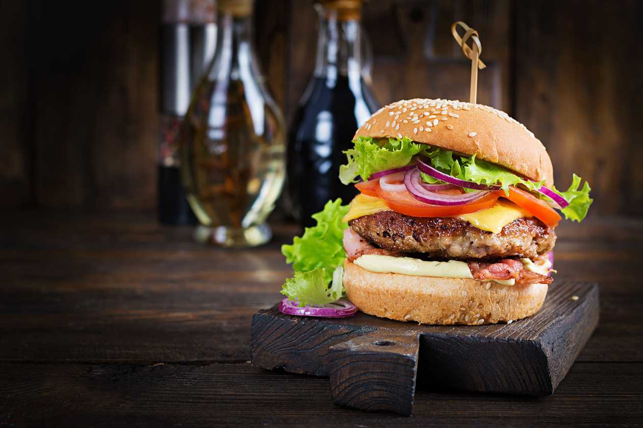 250g Olomoucký burger (hovězí sekané maso, slanina, tvarůžek, chipotle dip), steakové hranolky