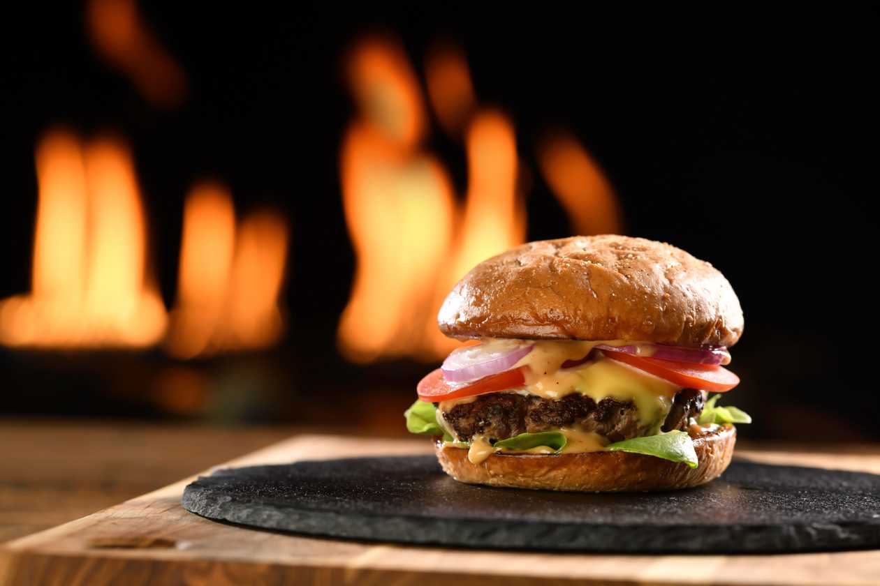250g Hovězí cheeseburger, steakové hranolky