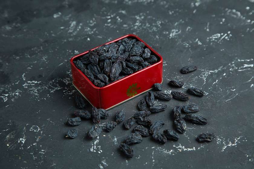 Premium Qurudulmuş Qara Üzüm / Premium Dried Black Grapes