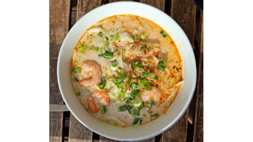 Ramen tajski z wołowiną gotowaną