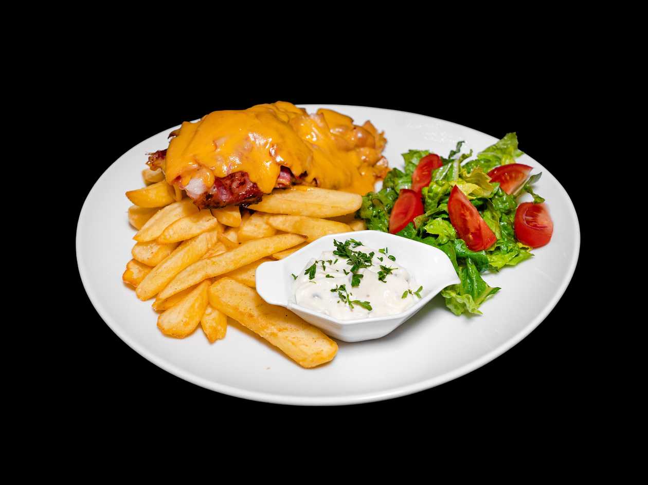 ZAPEČENÝ KUŘECÍ STEAK SE SLANINOU A SÝREM