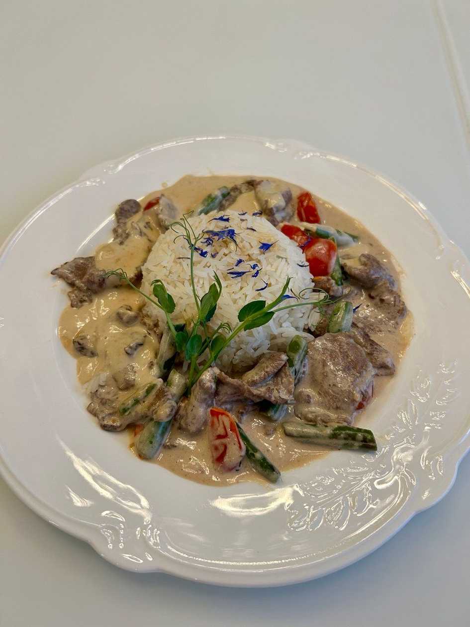 Яловичина з овочами у вершковому соусі і рисом