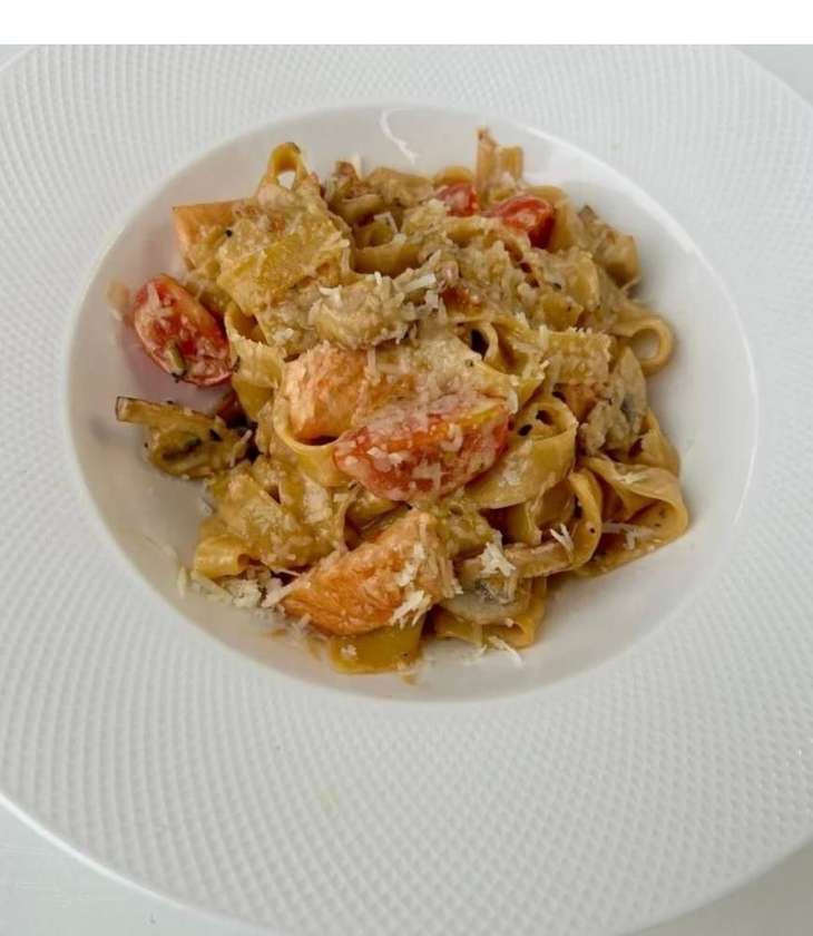 Паста з лососем і соусом Альфредо