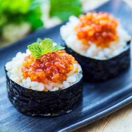Gunkan Tártaro de Salmão com Molho de Cebolinho Tailandês