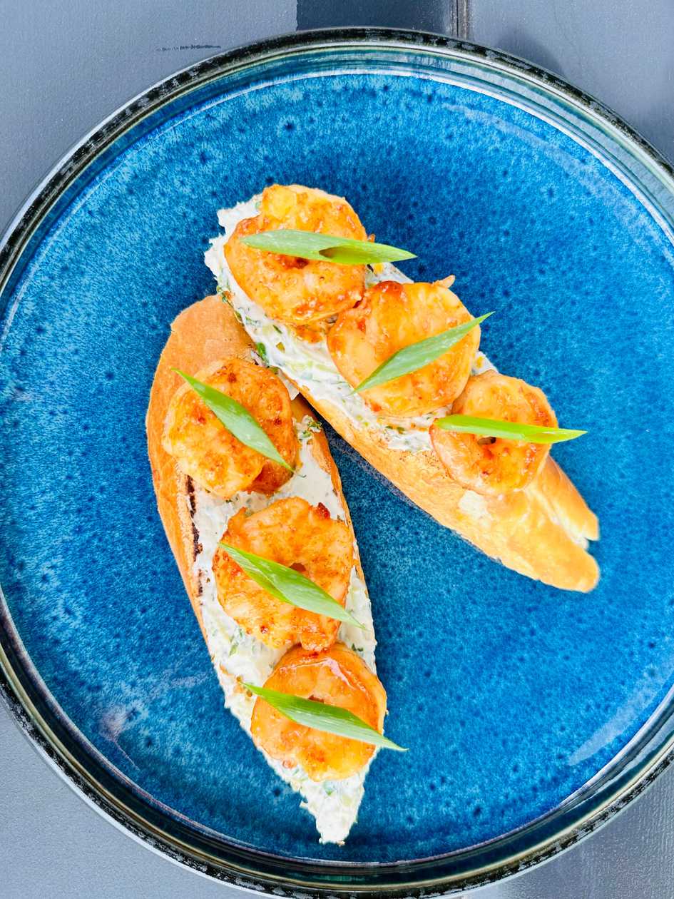 Bruschetta with shrimp and sesame cheese sauce