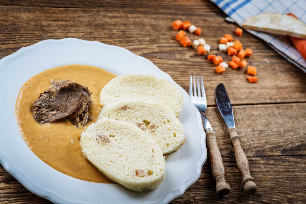 Svíčková hovězí pečeně na smetaně, špekové knedlíky, brusinky