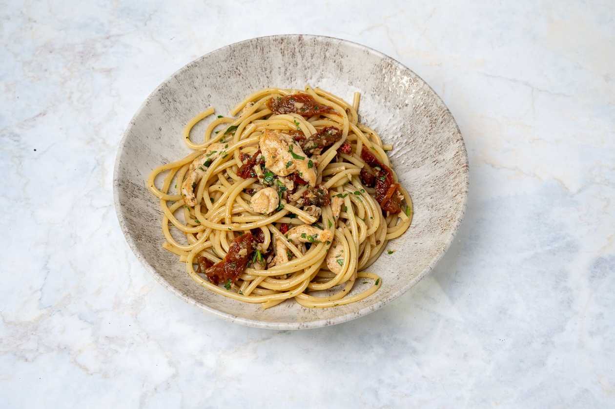 Aglio, Olio, Chicken & Sundried Tomatoes Pasta