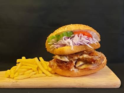 Kuřecí gyros + smažená niva v hamburgerové housce sypané sezamem