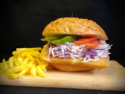 Smažený sýr v hamburgerové housce sypané sezamem