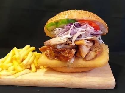 Kuřecí gyros + smažený sýr v hamburgerové housce sypané sezamem