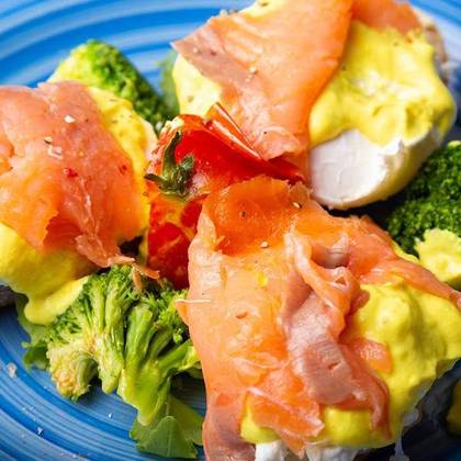 Poached Eggs with Buttered Broccoli and Smoked Salmon