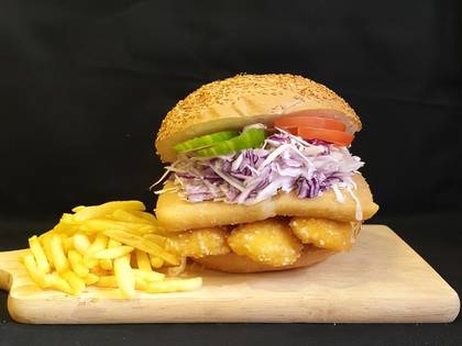 Kuřecí stripsy + smažený sýr v hamburgerové housce sypané sezamem