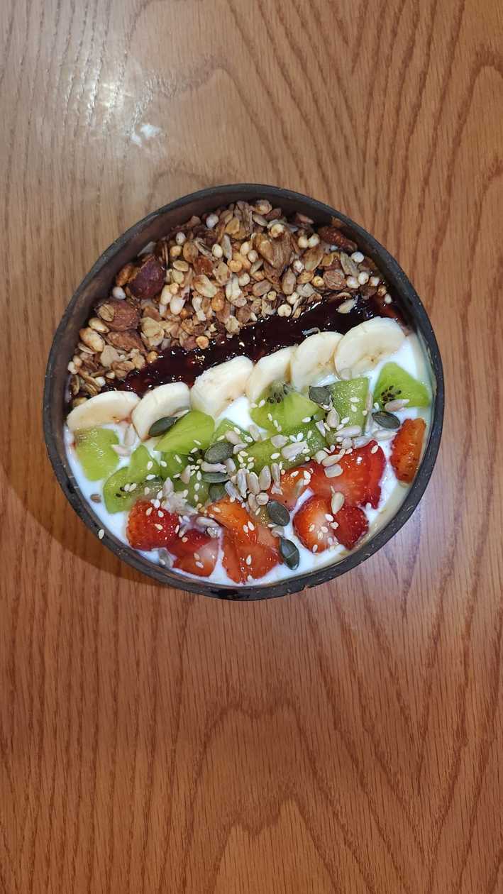 Iogurte com Granola e Frutas Frescas