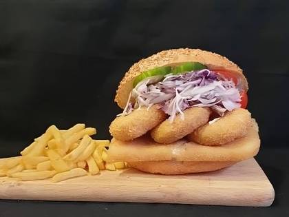 Smažený sýr + smažené tvarůžky v hamburgerové housce sypané sezamem