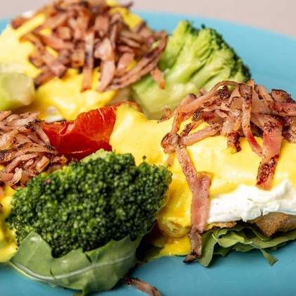 Poached Eggs with Buttered Broccoli and Crispy Bacon