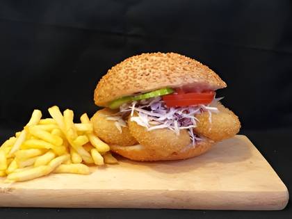 Smažené tvarůžky v hamburgerové housce sypané sezamem