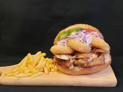 Kuřecí gyros + smažené tvarůžky v hamburgerové housce sypané sezamem