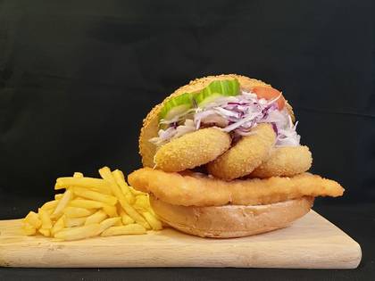 Kuřecí řízek + smažené tvarůžky v hamburgerové housce sypané sezamem