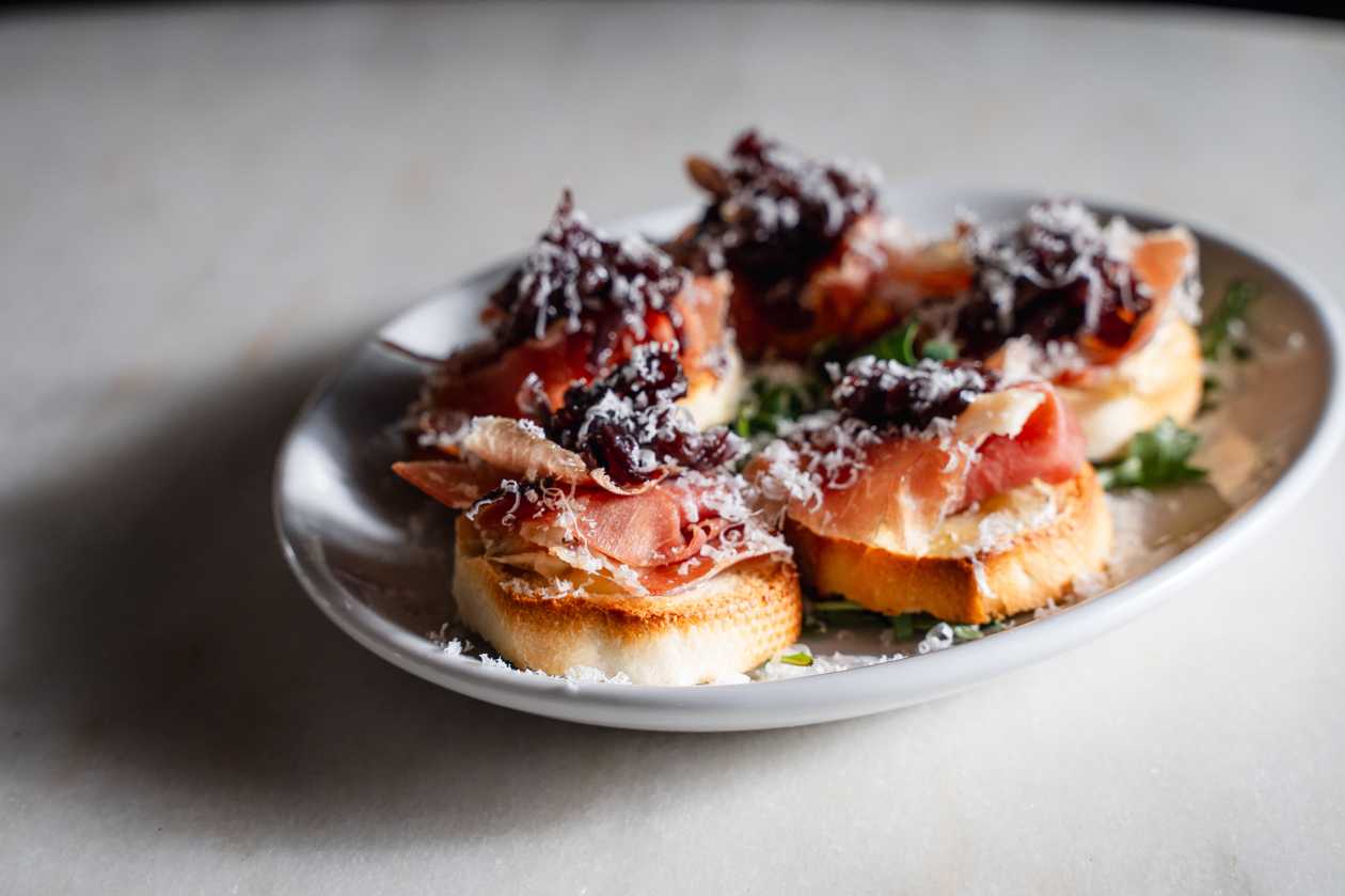 Jamon, grilled camembert cheese, red onions caramelized in wine