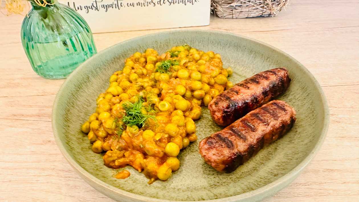 Sausage Beyond & Green Peas with Tomato Sauce – vegan