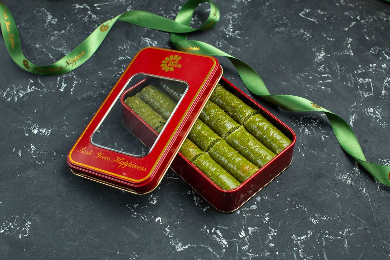 Green Sarma Baklava in a Metal Box - 400 g