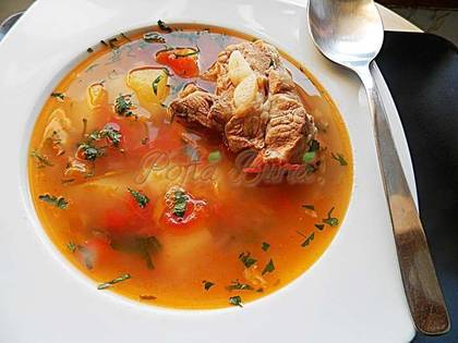 Borș de porc cu zdrențe de ouă și leuștean