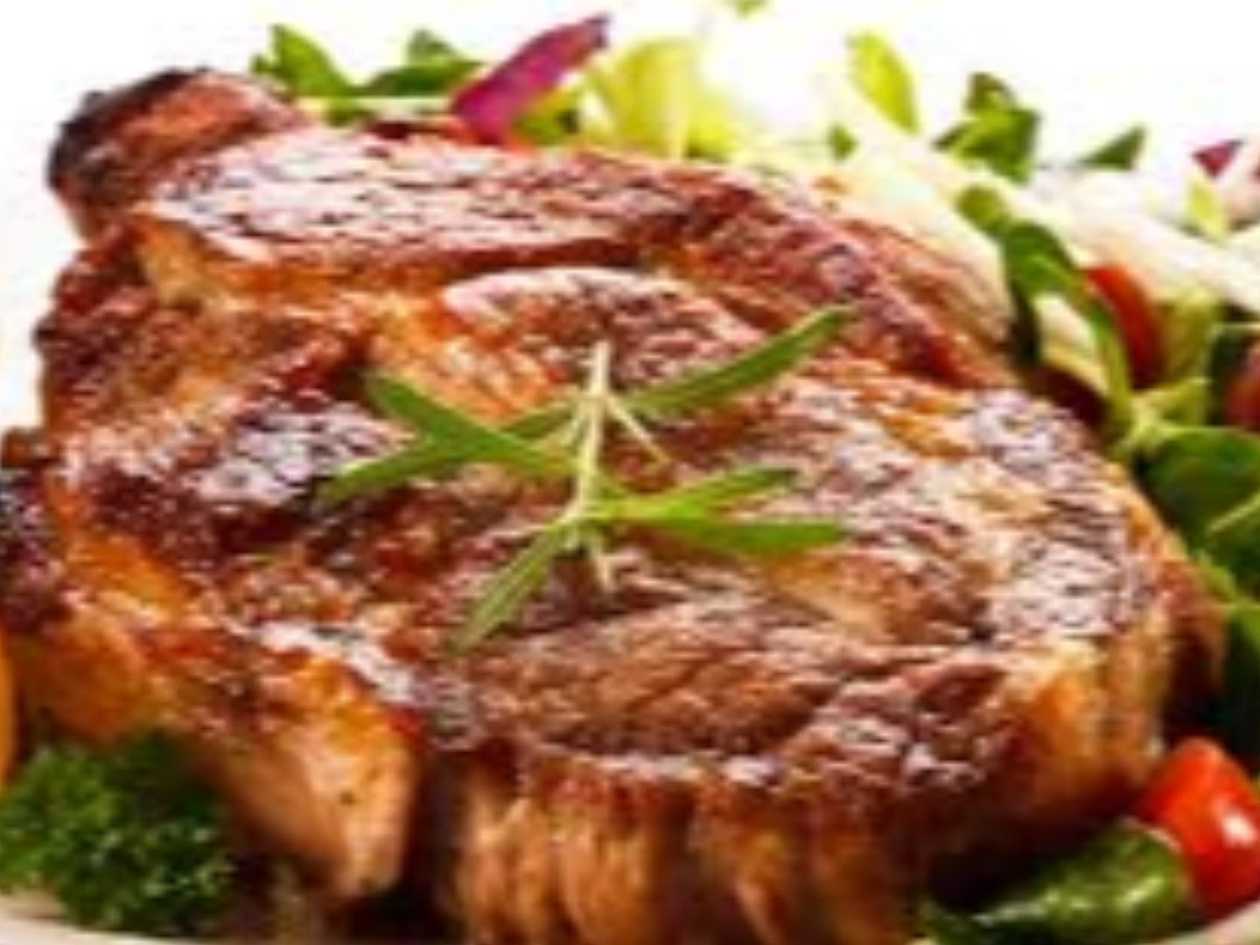 300g Grilovaná krkovice, hořčice, křen, pečivo