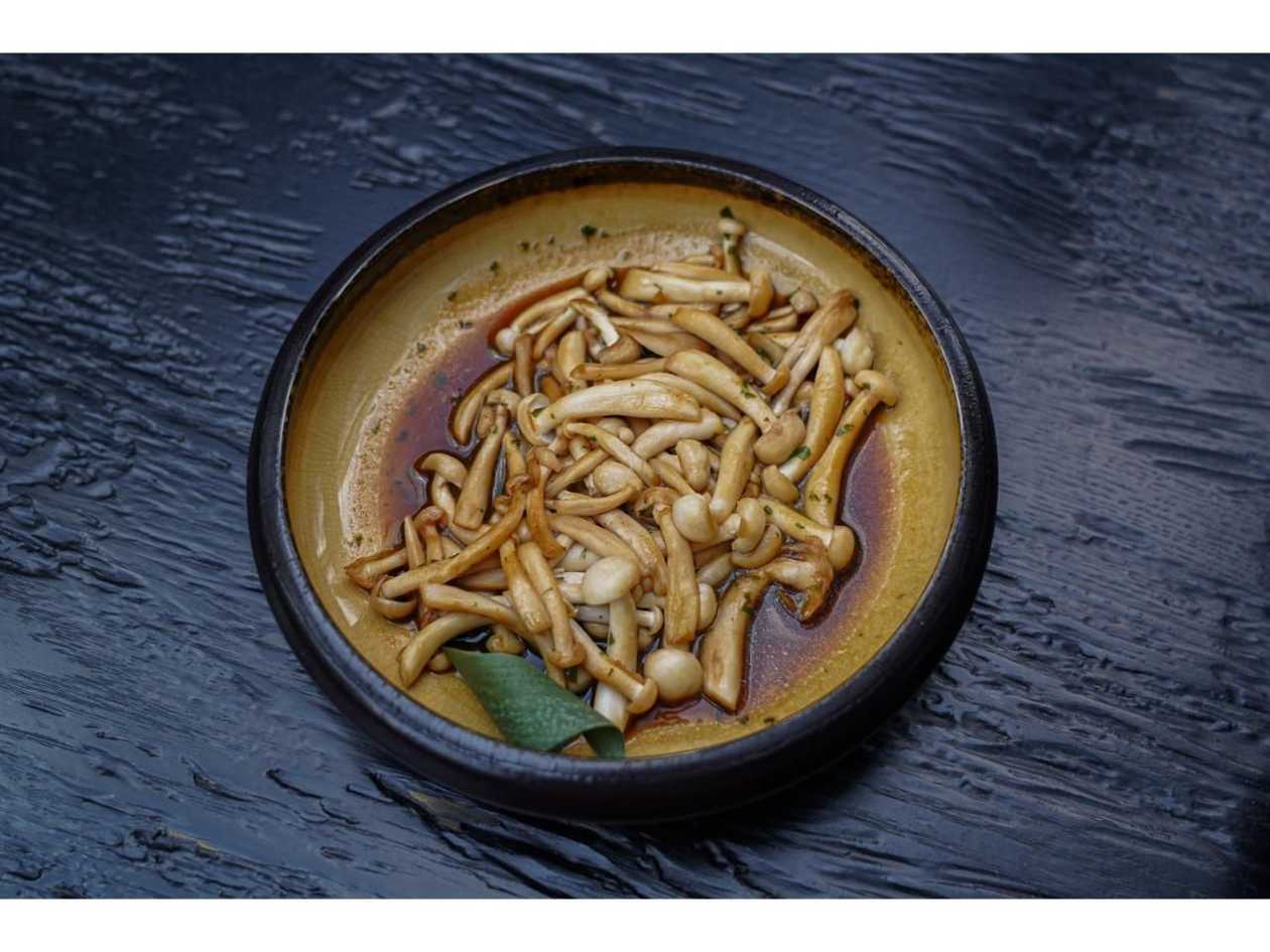 Shimeji mushrooms with butter and garlic