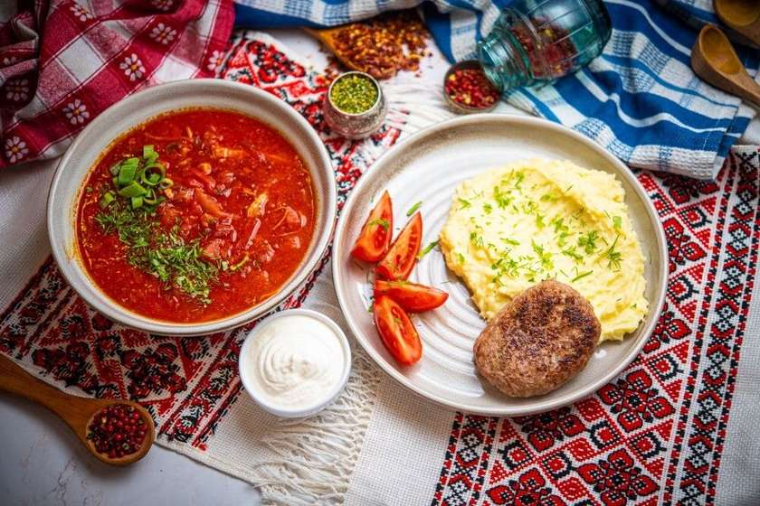 (LP) Red borscht + Homemade meat cutlets with garnish