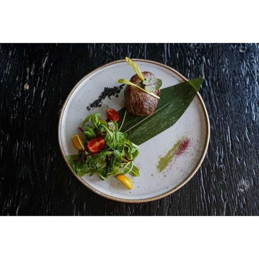 Beef fillet with salad mix