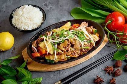 Danie na Gorącym Półmisku z Ryżem