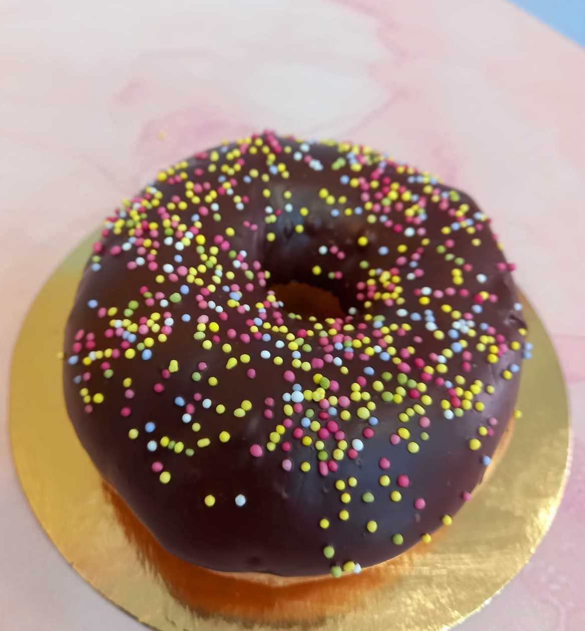 Donuts de Chocolate com pepitas de açucar coloridas