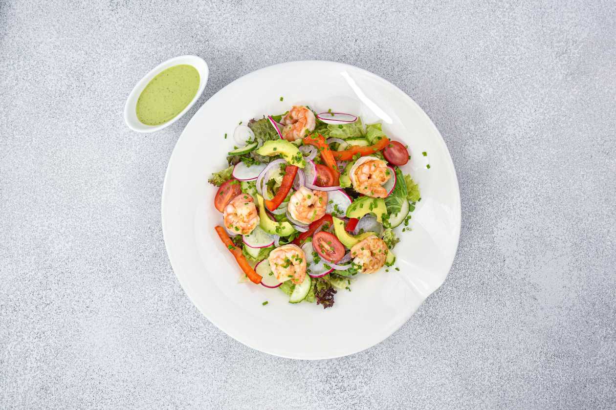 Šviežių daržovių ir avokado salotos su Wok keptomis krevetėmis (6vnt)