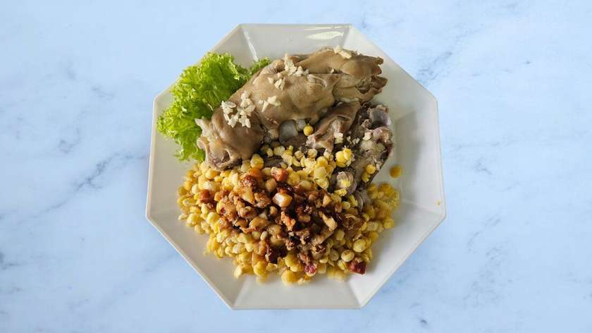 Pig's Leg With Peas And Spirulina