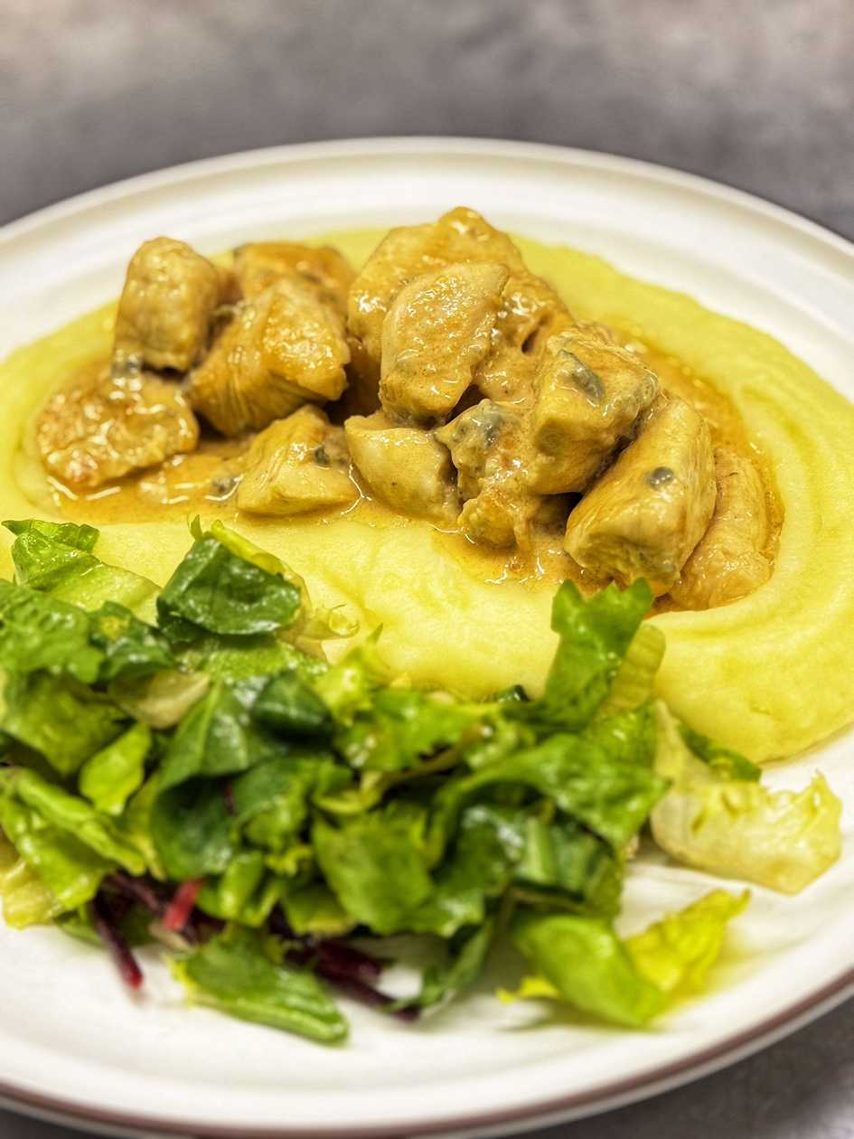 Piept de pui gorgonzolla servit cu piure de cartofi si salata verde