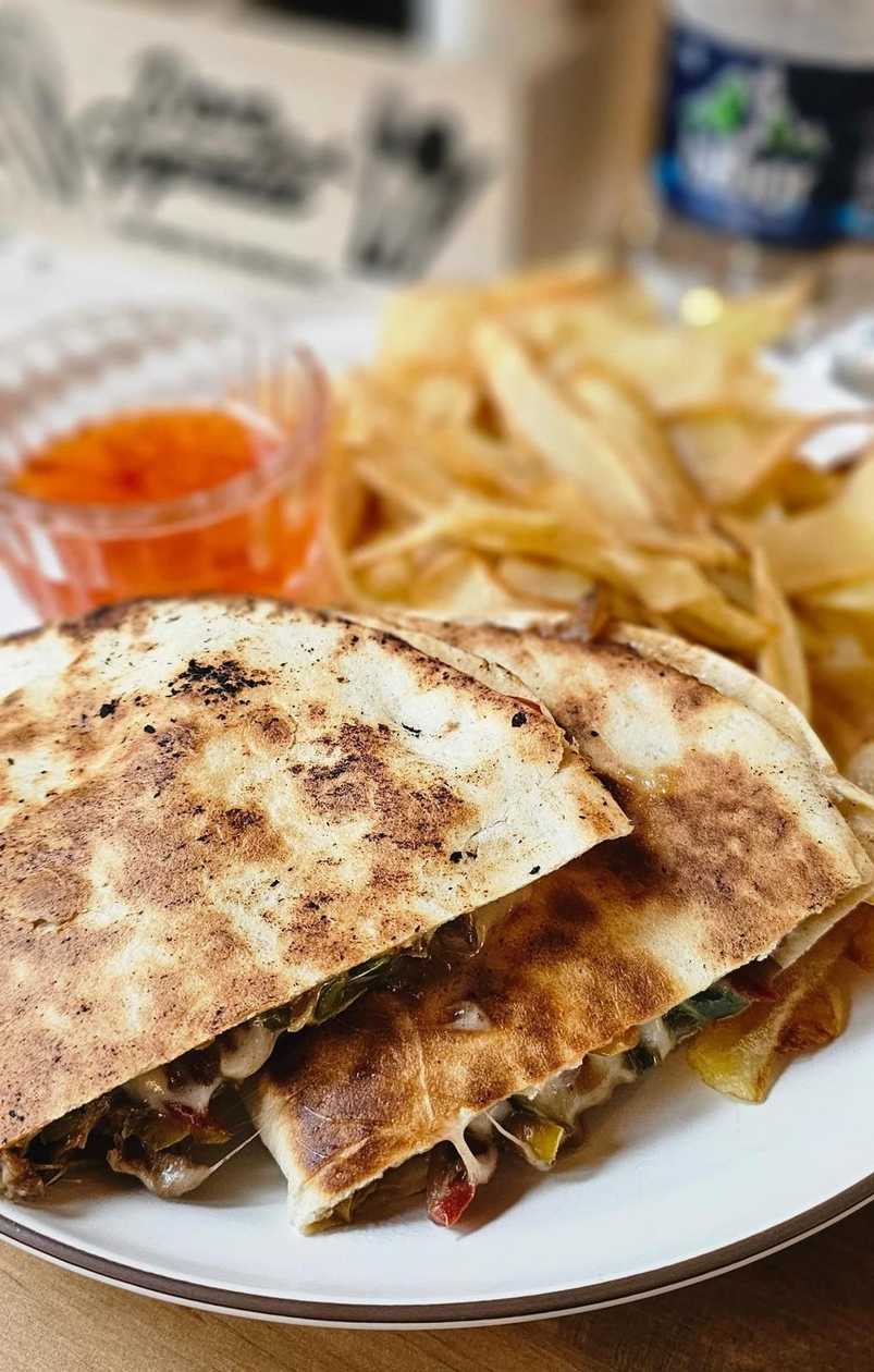 Quesadilla de vita servita cu cartofi proaspeti prajiti si sos sweet chilli