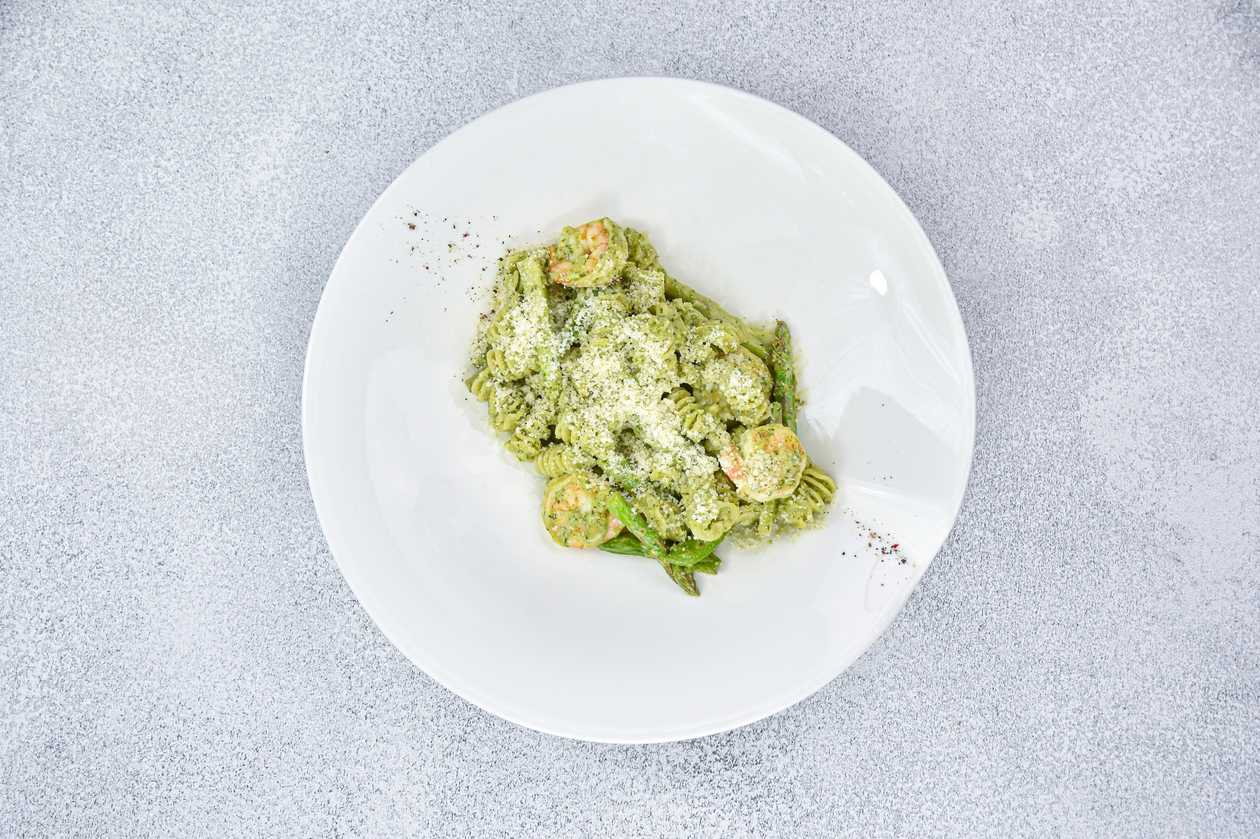 Pasta su krevetėmis ir grietinėlės-bazilikų pesto padažu