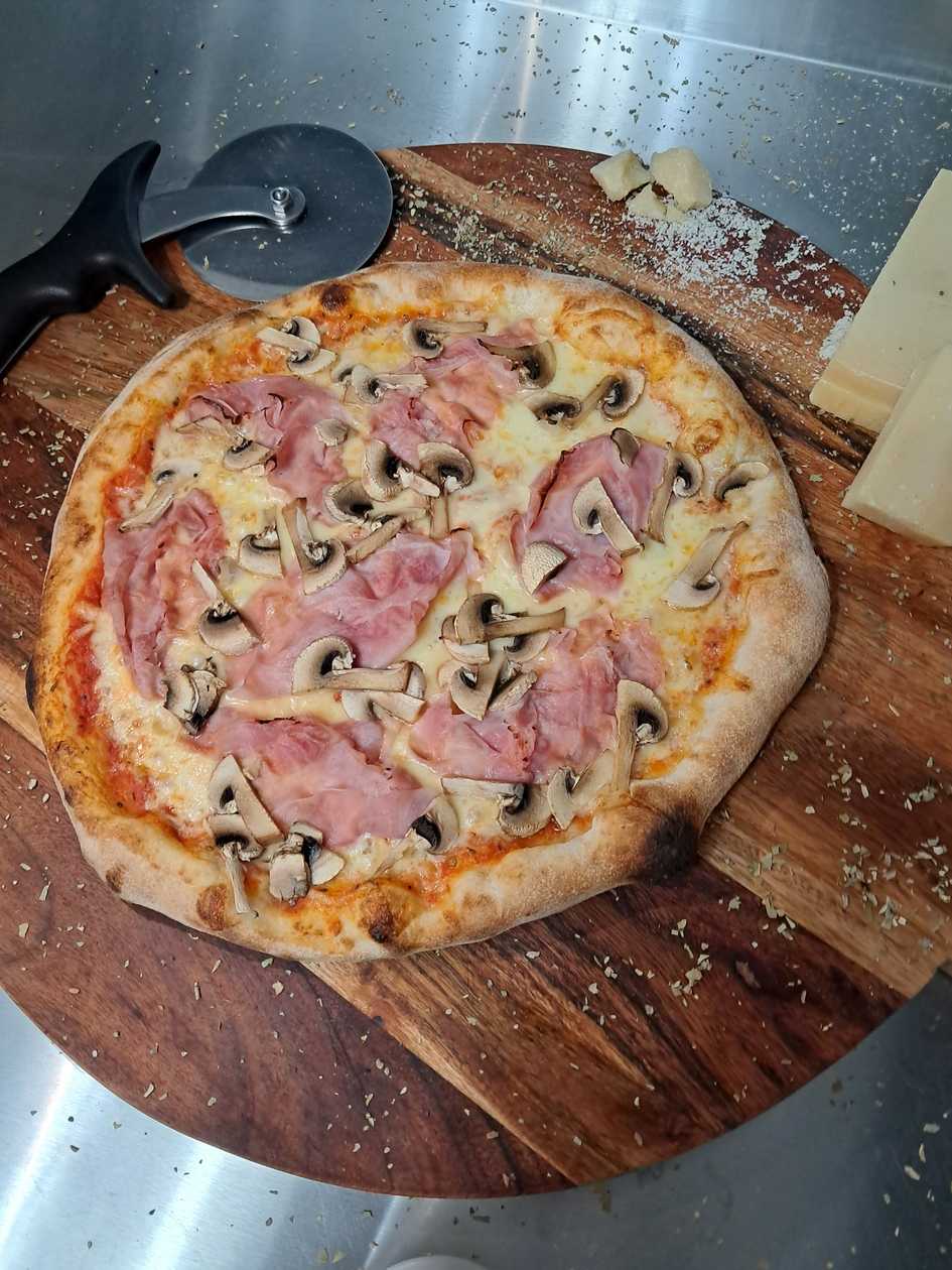 Pizza Prosciutto e Funghi