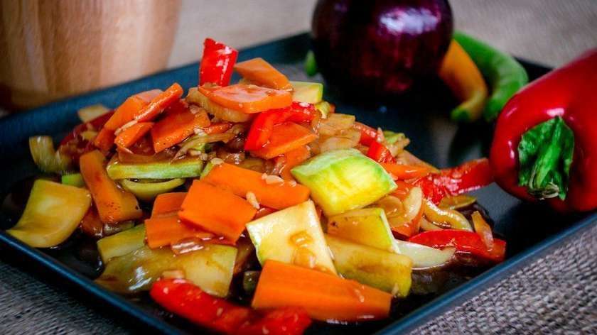 Three kinds of vegetables in aromatic chilli sauce