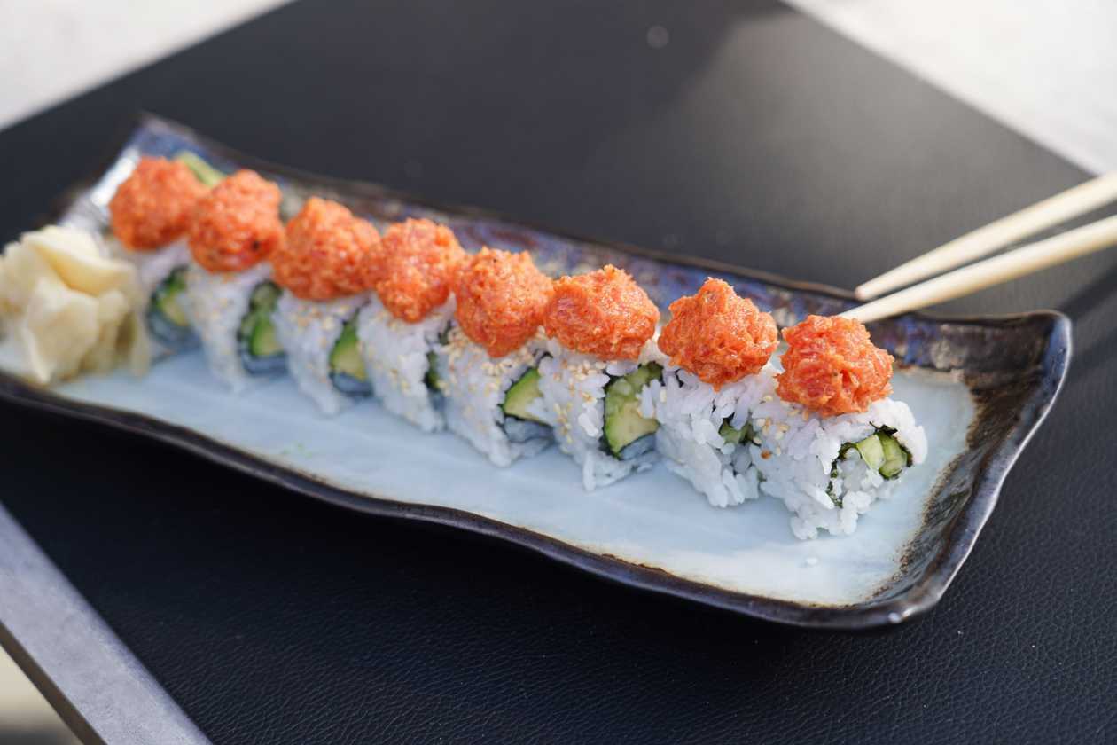 Spicy tuna roll (tuna, cucumber, avocado, spicy mayonnaise, green onion)