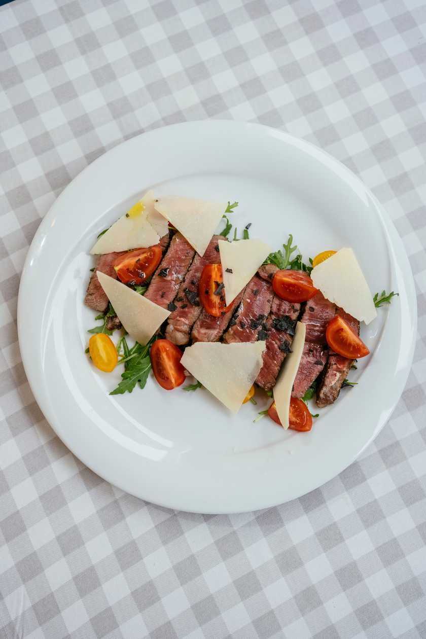 Tagliata alla Griglia con Rucola e Pomodorini