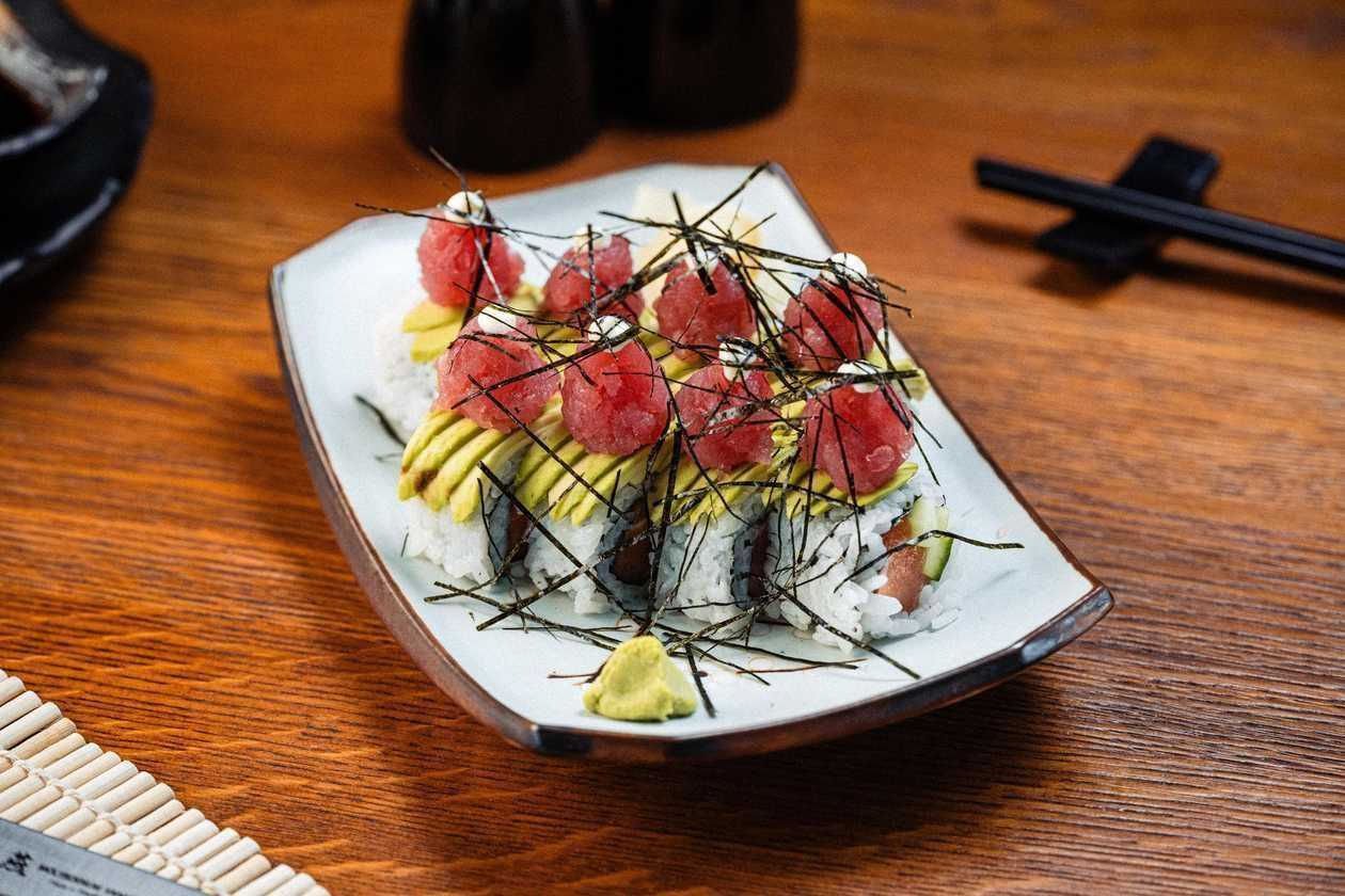 Avocado love sushi roll
