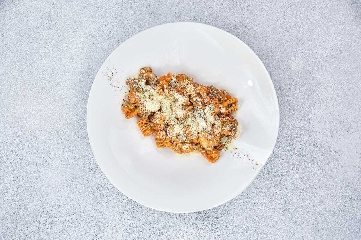 With beef sirloin, brown champignons and pink cream sauce