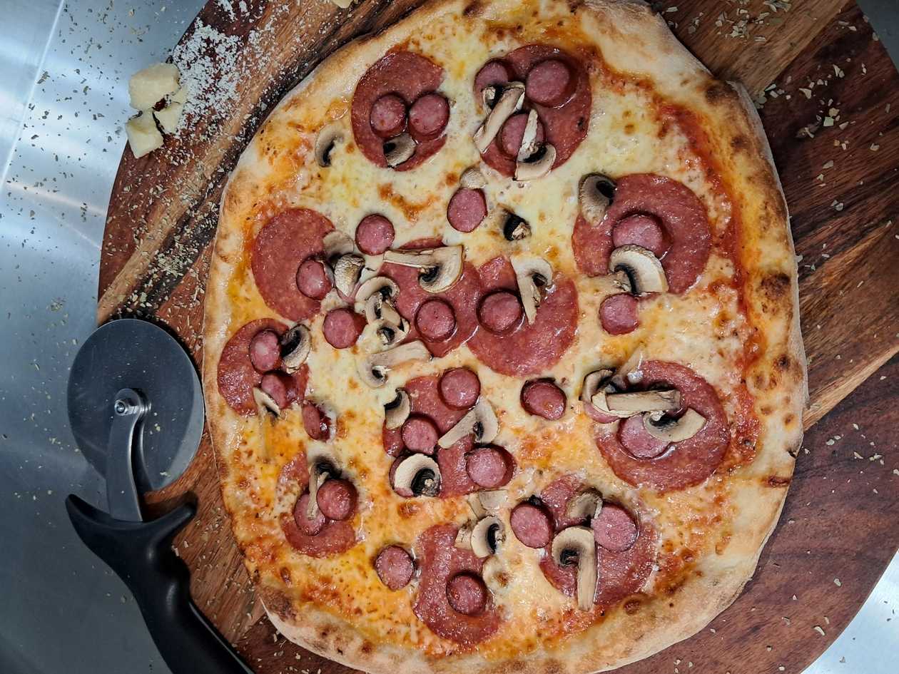 Pizza Salami e Funghi